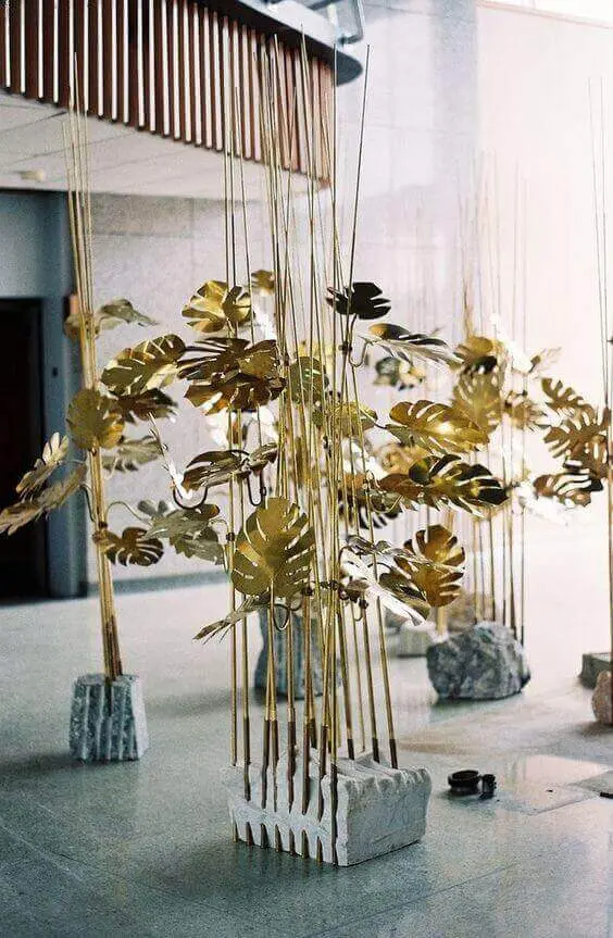 costela de adão - escultura com folhas douradas de costela de adão 
