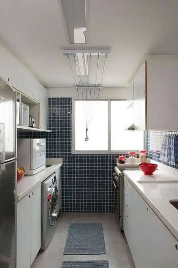 cozinha decorada com pastilha e espaço para máquina de lavar e secar inox Foto Mariana Carvalho Arquitetura
