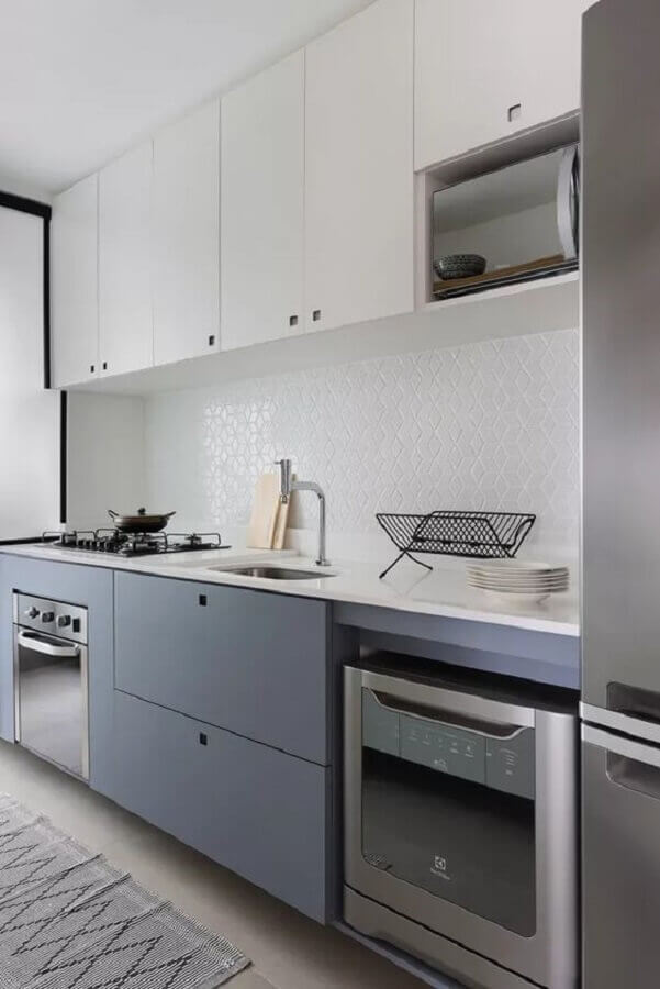cozinha pequena e moderna decorada com gabinete de cozinha com pia e cooktop Foto Pinterest
