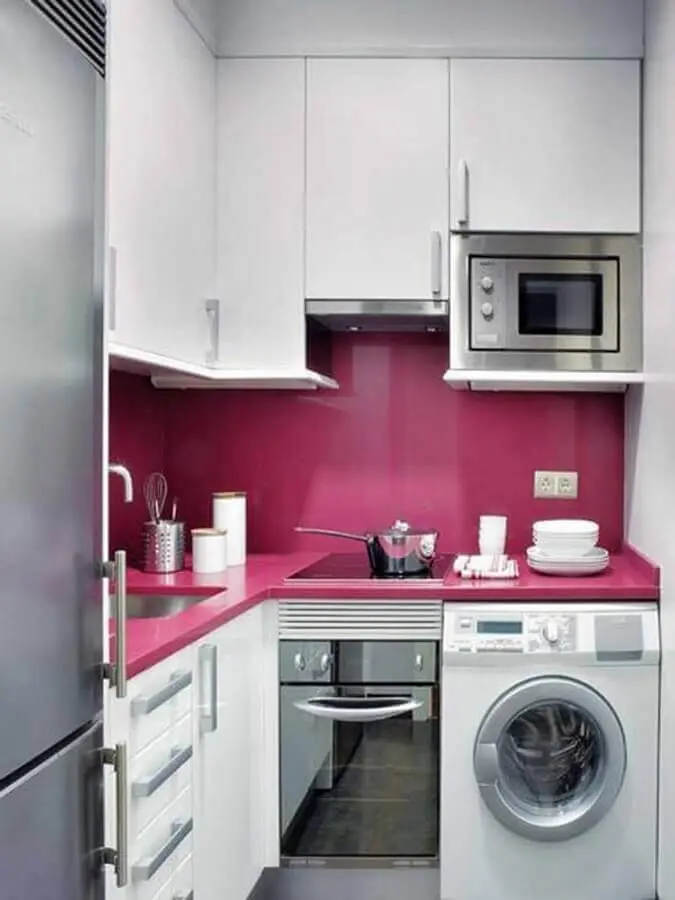 cozinha pequena planejada com armários brancos e máquina de lavar e secar roupas Foto Futurist Architecture