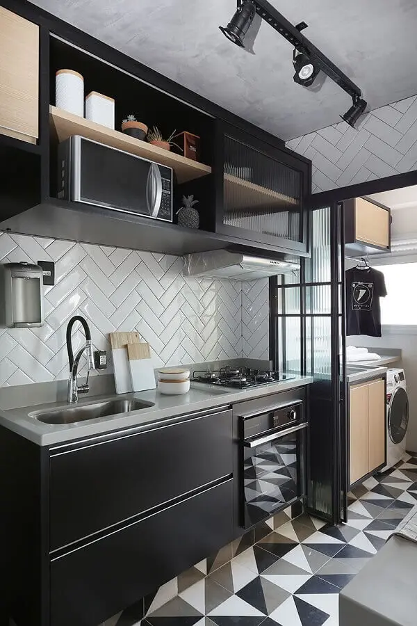 cozinha preta pequena decorada com piso geométrico e gabinete de cozinha com pia Foto Jeito de Casa