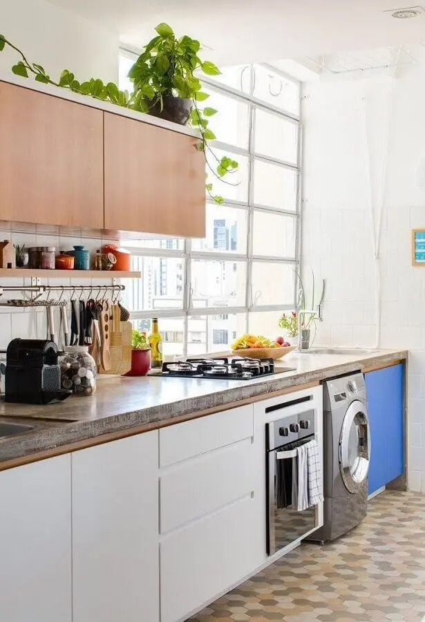 cozinha simples planejada com espaço para máquina de lavar e secar inox Foto Histórias de Casa