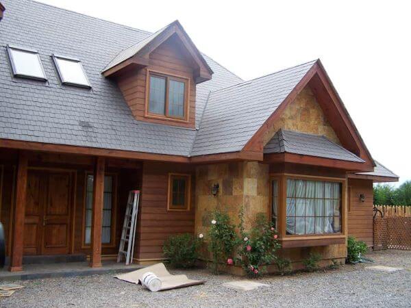 decoração de casa cinza com telhado
