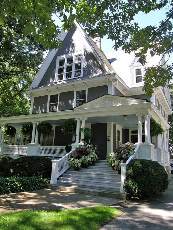 Casa cinza com branco e um jardim super agradável na decoração 