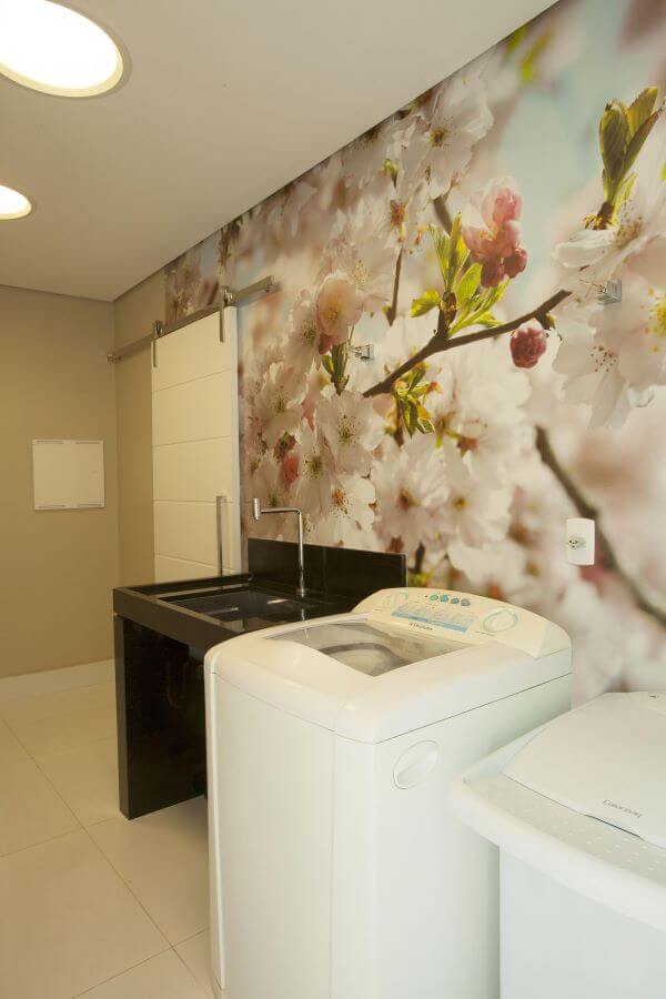 Lavadora de roupas em lavanderia com painel de flores