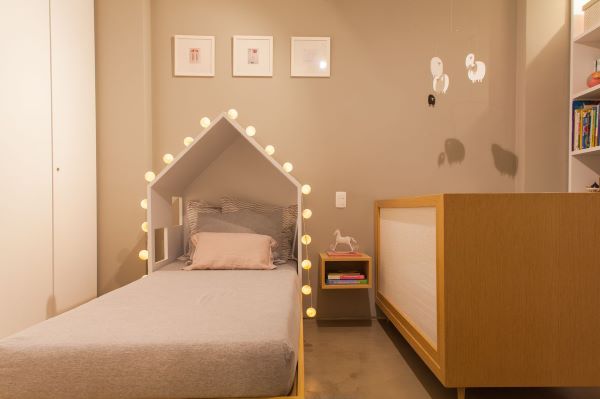quarto simples também pode ter uma linda cama com formato de casinha
