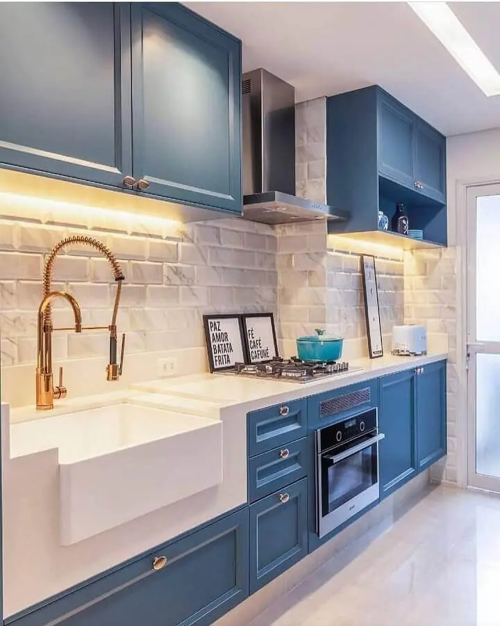 decoração azul e branco com gabinete de cozinha planejado com estilo clássico Foto Pinterest