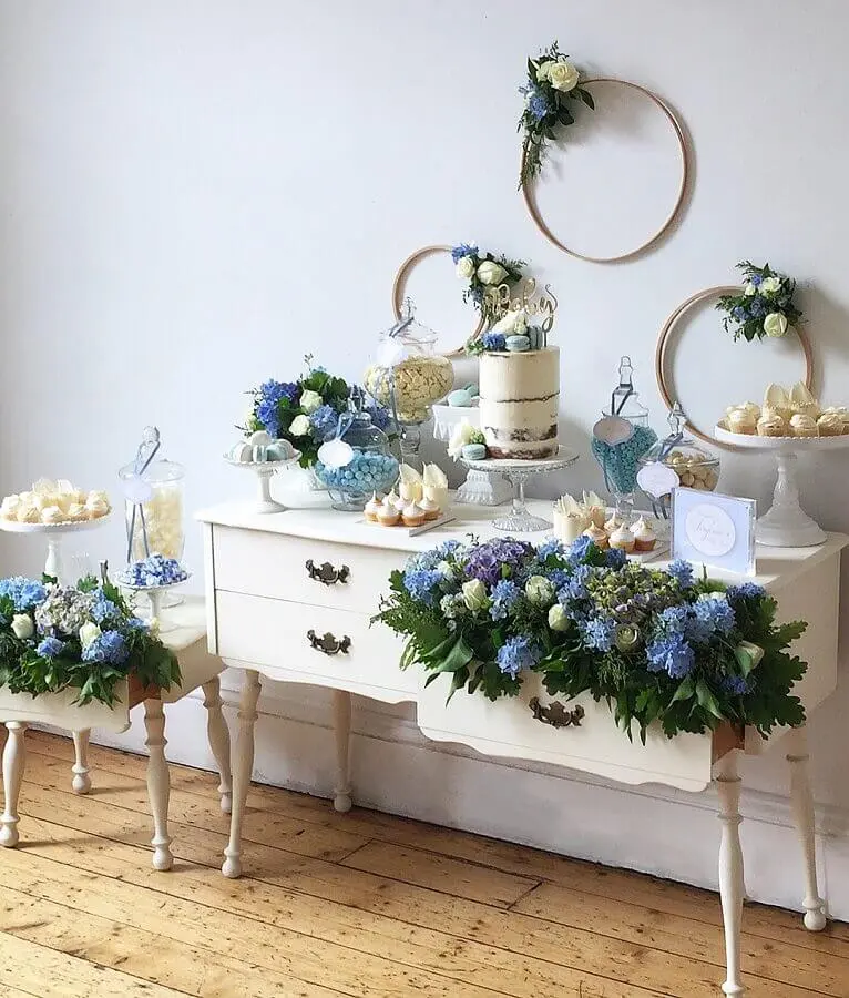 decoração chá de fraldas com arranjo de flores azuis Foto Buffets by Design