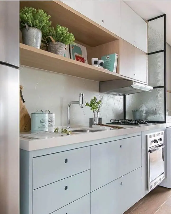 decoração clean com gabinete com pia de cozinha branca e azul pastel Foto Casa de Valentina