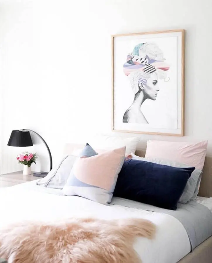 decoração clean com quadros decorativos para quarto branco com abajur preto Foto Pinterest