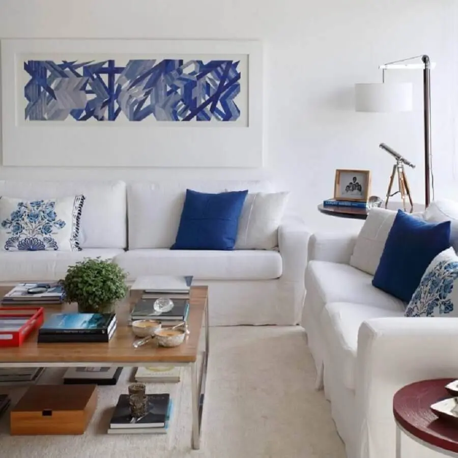decoração clean para sala com sofá branco e almofadas azuis Foto Adriana Vale Patricia Carvalho