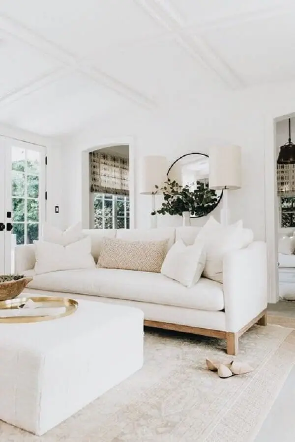 decoração clean para sala com sofá branco e espelho redondo Foto American Home