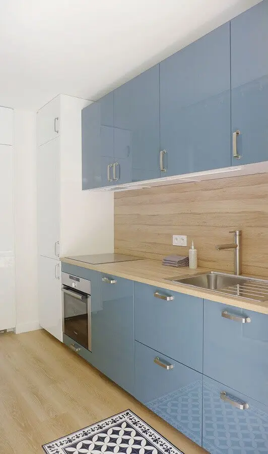 decoração com bancada de madeira clara para gabinete de cozinha planejado azul claro Foto We Heart It