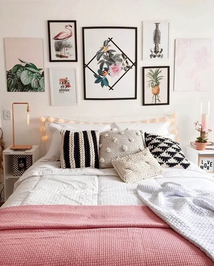 decoração com quadros para quarto feminino com almofada de crochê Foto Pinterest