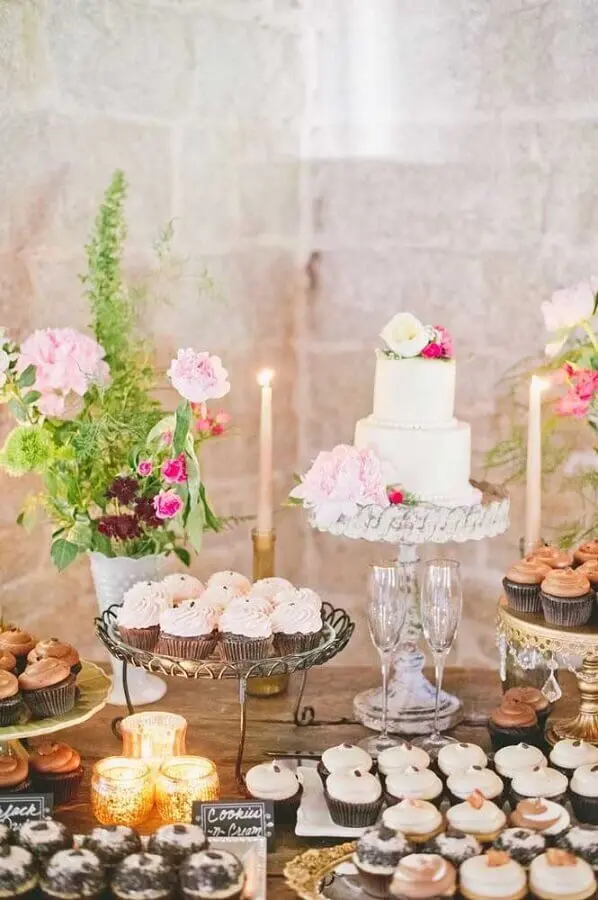 decoração com velas e flores para mesa de guloseimas rústica Foto Style me Pretty