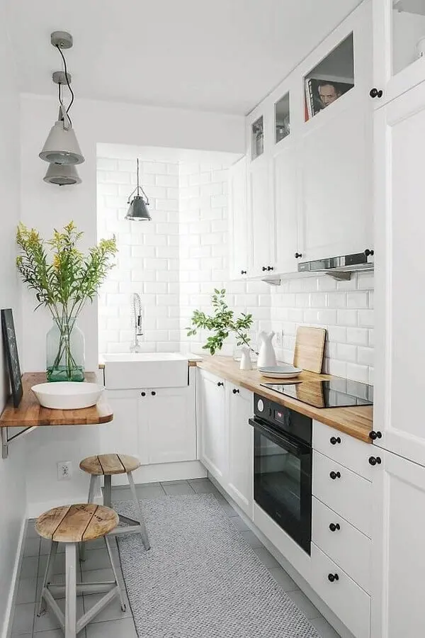 decoração cozinha branca com bancada de madeira e forno elétrico embutir Foto Gescultura