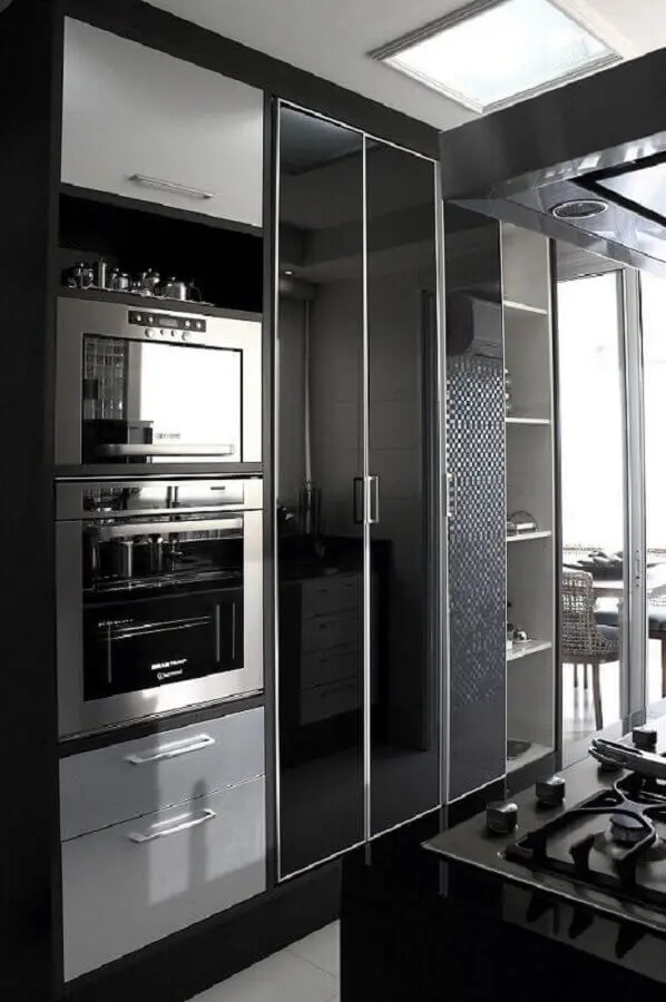 decoração cozinha preta com forno elétrico de embutir inox Foto Fabio Fast