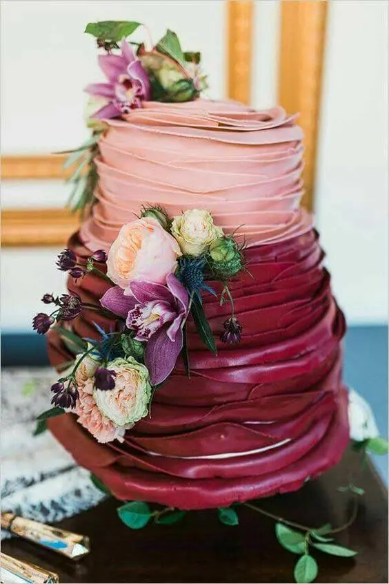 O bolo de casamento também pode ser feito em tons da cor marsala
