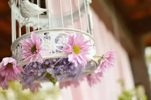 Decoração de casamento vintage com gaiolas brancas e flores