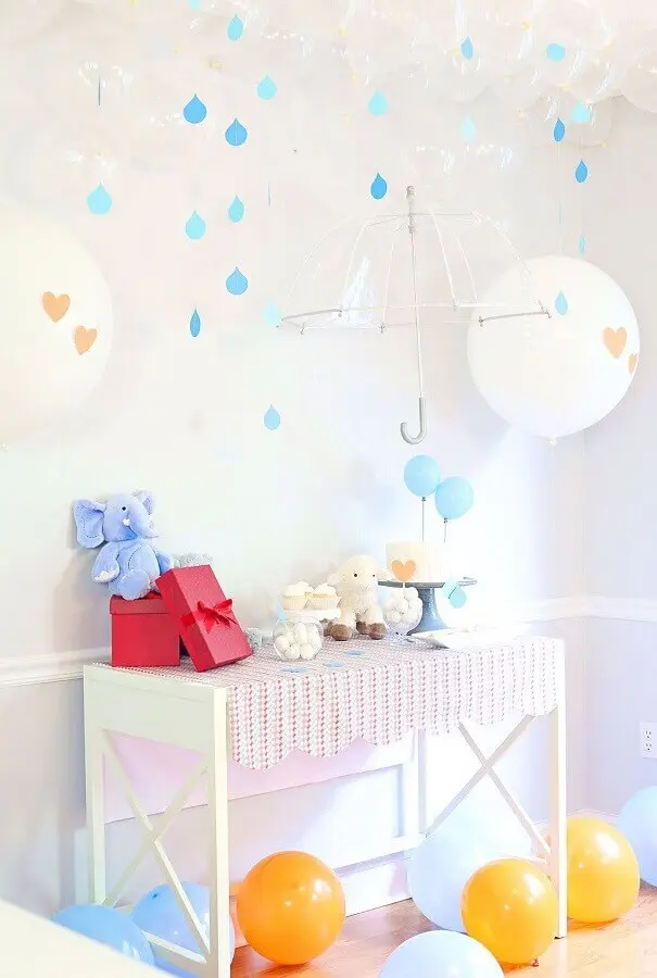decoração de chá de fralda com balões e guarda chuva transparente Foto The Celebration Shoppe