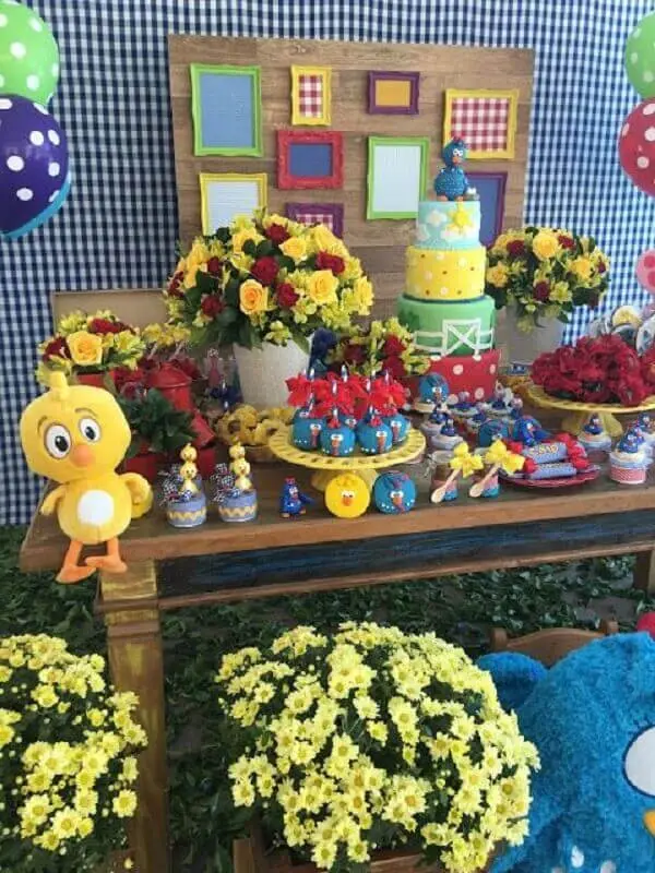 decoração de festa da galinha pintadinha com vasos de flores Foto Encontrando Ideias