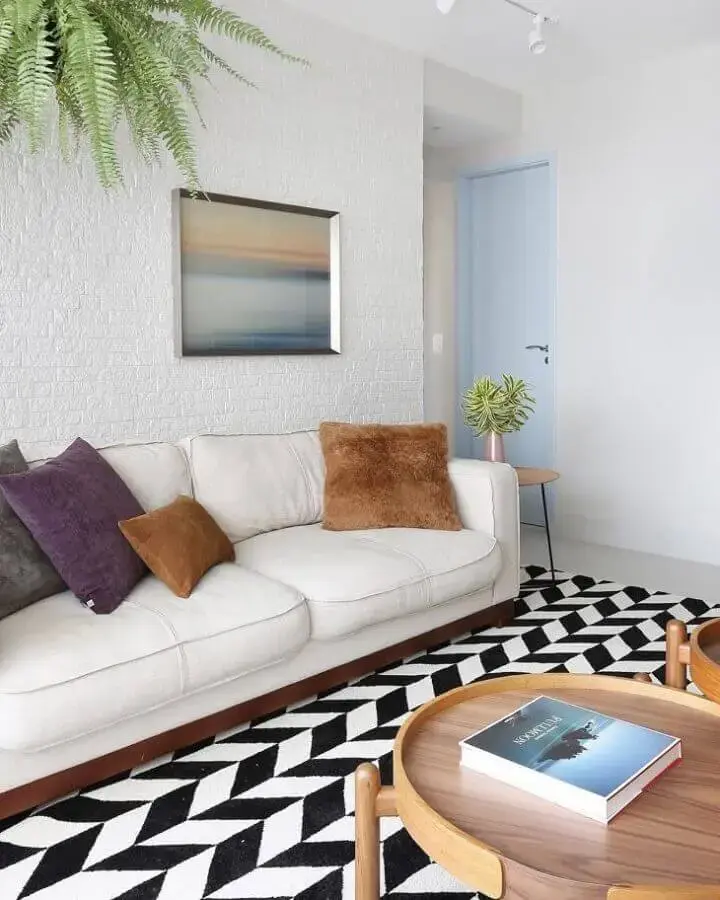 decoração de sala de estar com sofá branco e tapete preto e branco Foto Bianchi & Lima Arquitetura