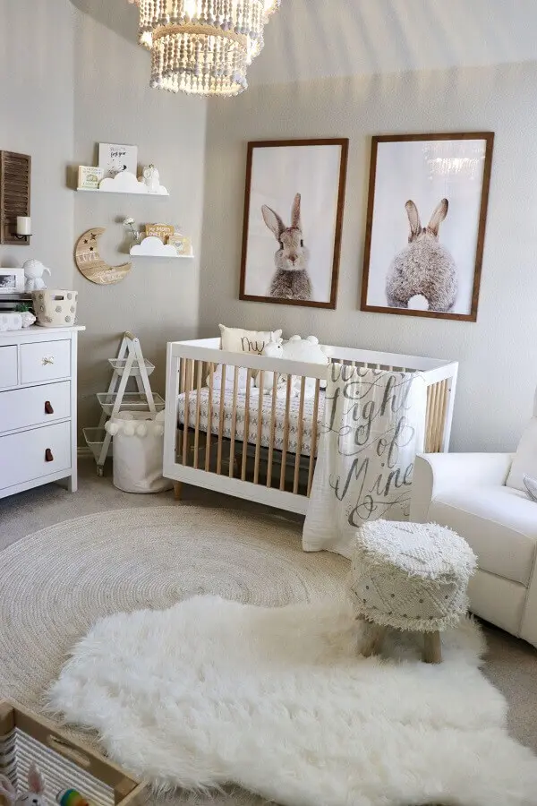 decoração em tons neutros com quadros decorativos para quarto de bebê com dois tapetes Foto Pinterest