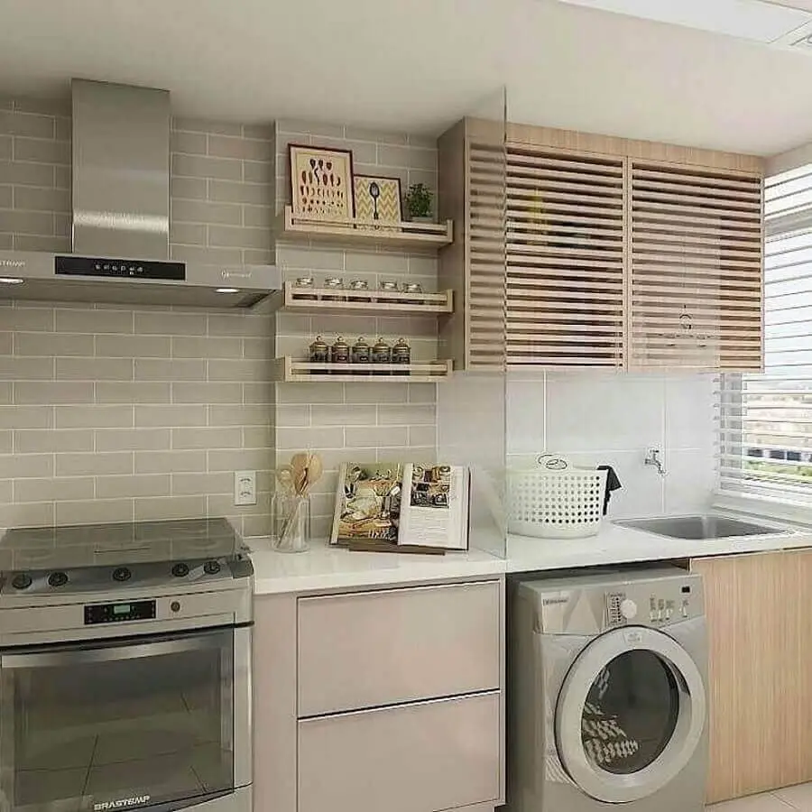 decoração em tons neutros para cozinha planejada com área de serviço e máquina de lavar e secar inox Foto Pinterest