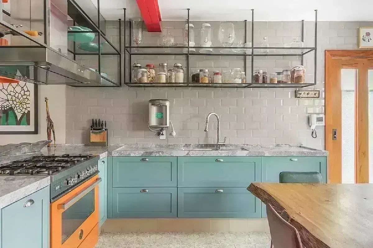 decoração estilo clássico azul e cinza com gabinete de cozinha com pia Foto Casa de Valentina