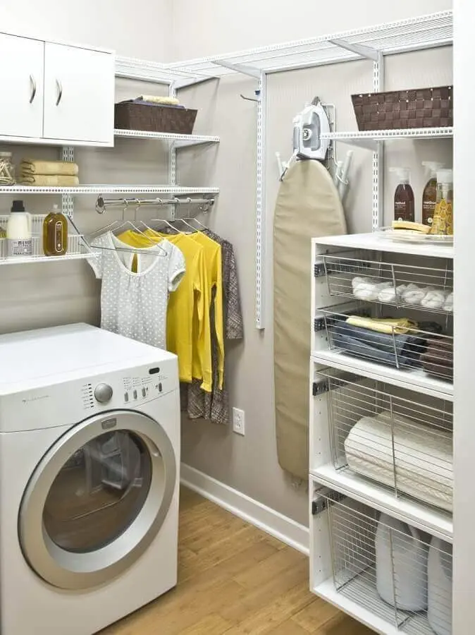 decoração lavanderia com máquina de lavar e secar e prateleiras de aramado Foto DoitDecor
