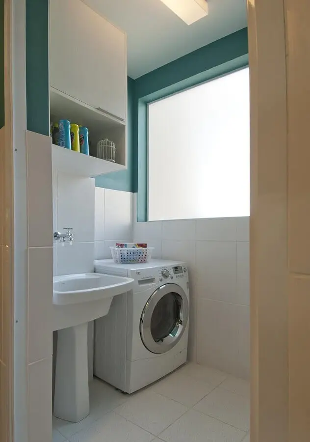 decoração lavanderia pequena e simples com máquina de lavar e secar branca Foto Adriana Fontana