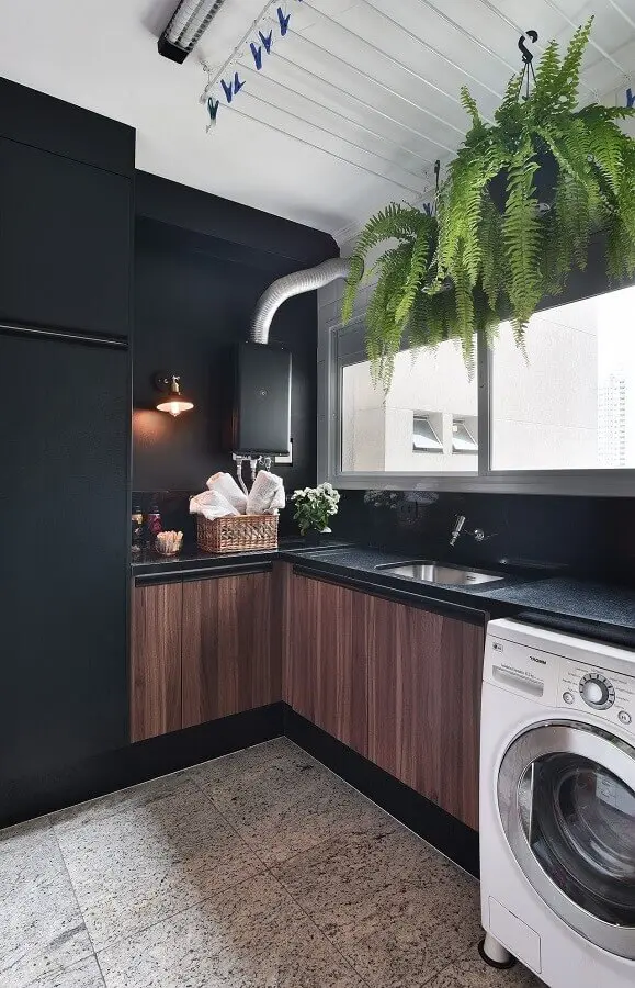 decoração lavanderia planejada com móveis pretos e de madeira com máquina lava e seca branca Foto Tetriz Arquitetura e Interiores