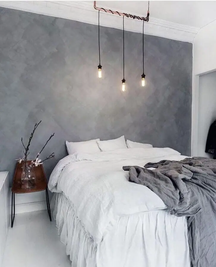 decoração minimalista com pendente para quarto de casal com parede de cimento queimado Foto Decoredo