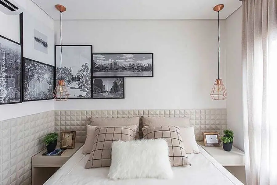 decoração moderna com quadros decorativos para quarto com pendente aramado Foto Assetproject