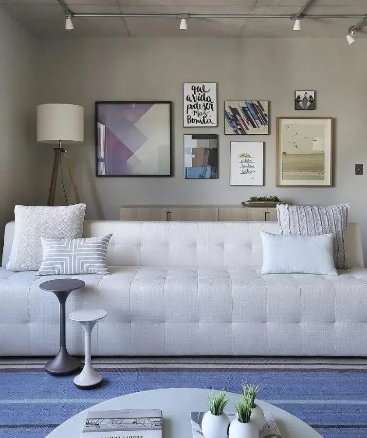 decoração moderna com sofá branco de couro Foto Reedcore