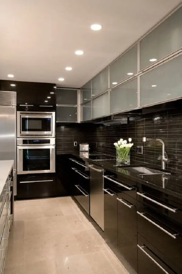 decoração moderna para cozinha preta com forno elétrico de embutir inox Foto Pinterest