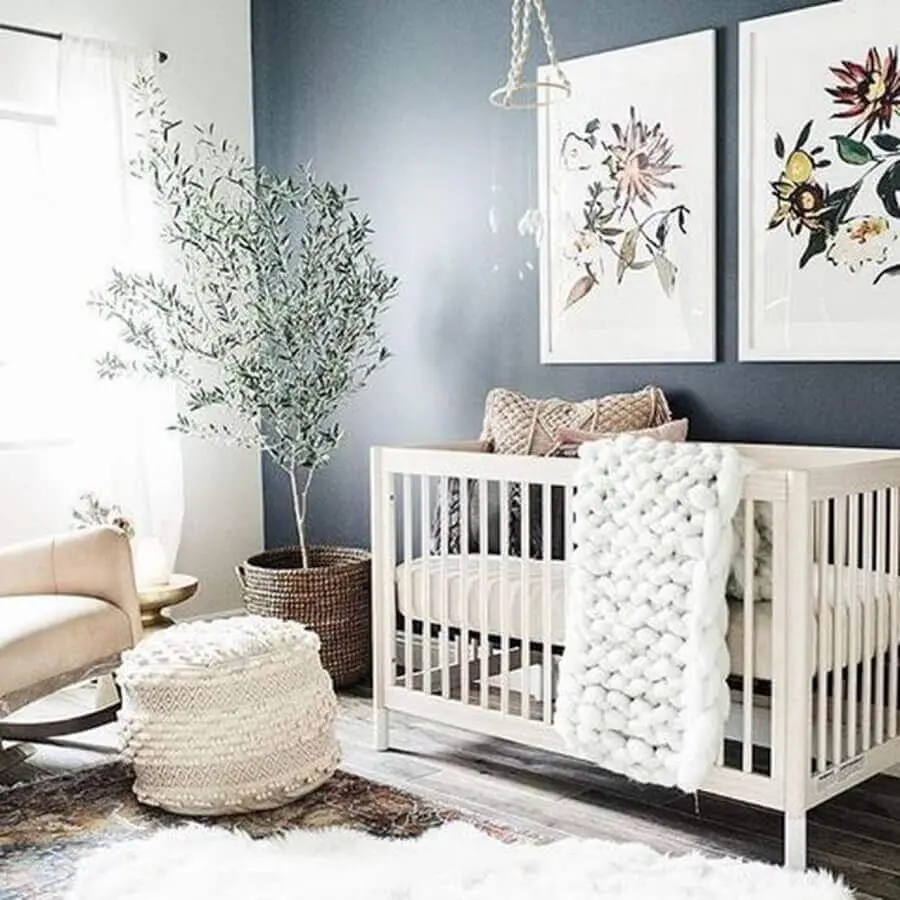 decoração neutra com quadros decorativos para quarto de bebê com vaso grande Foto Pinterest