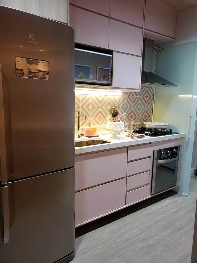 decoração para cozinha com armário cor de rosa e forno elétrico embutir Foto Giovana Ciacco Interiores