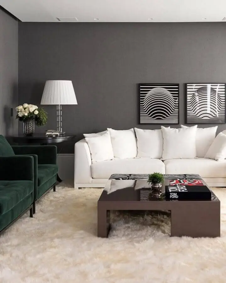 decoração para sala com sofá branco tapete felpudo e poltronas verdes de veludo Foto Maurício Karam Arquitetura