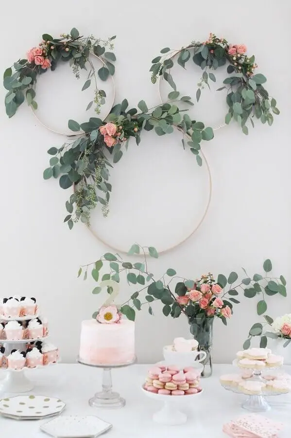 decoração romantica para mesa de guloseimas simples com arranjos de folhagens e flores Foto Pinterest