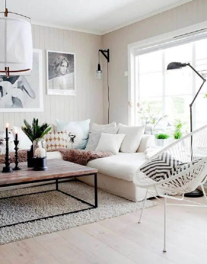 decoração sala de estar com sofá branco de canto e mesa de centro de madeira Foto Foto Futurist Architecture
