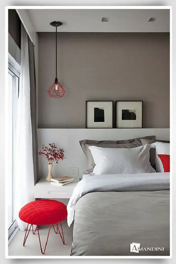 decoração simples com pendente para quarto de casal Foto Amandini