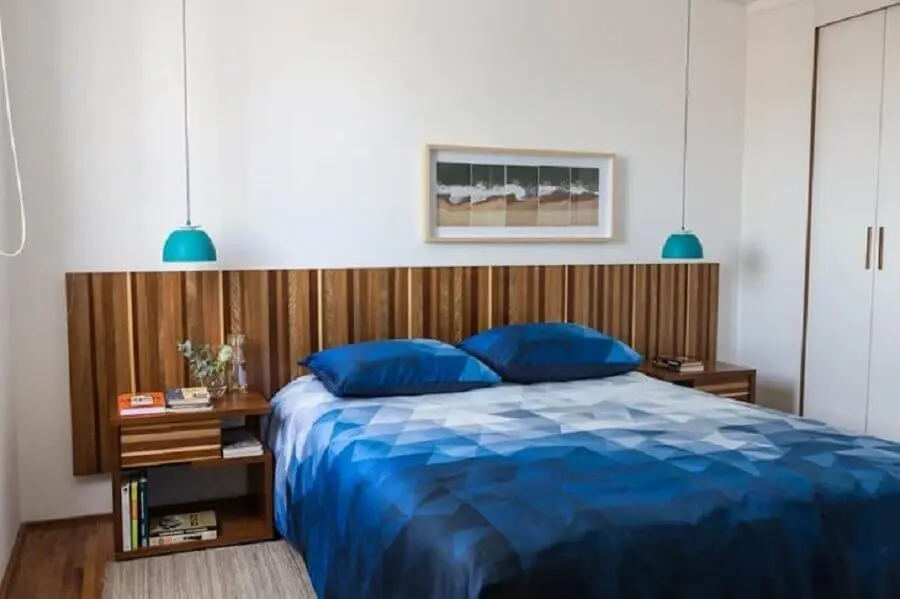decoração simples com pendente para quarto de casal azul e branco Foto Estúdio Paulo Alves