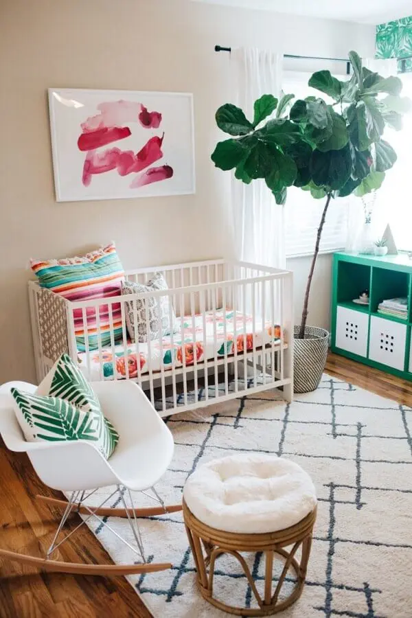 decoração simples com quadros decorativos para quarto de bebê com cadeira de balanço Foto Pinterest