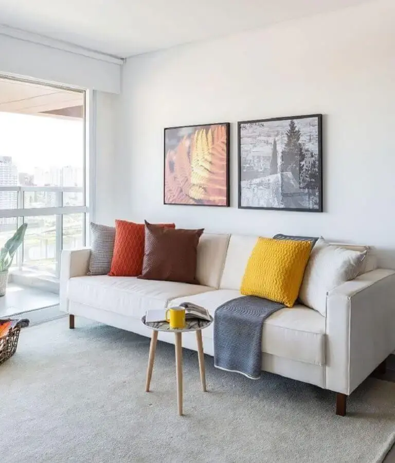 decoração simples com sofá branco e almofadas coloridas Foto Viviane Gobbato Arquitetura