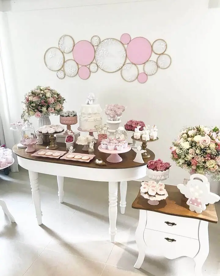 decoração simples para chá de fralda com arranjo de rosas Foto Essência Festeira