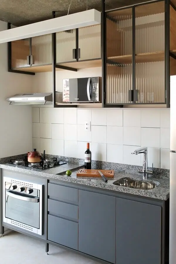 decoração simples para cozinha pequena com gabinete de cozinha com pia e cooktop Foto Pinterest