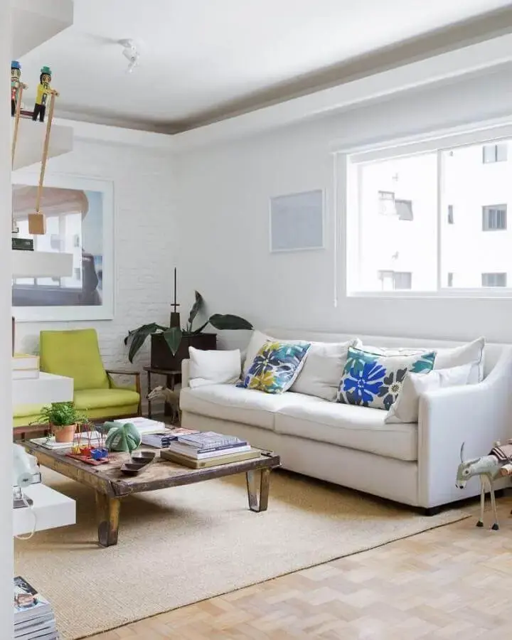 decoração simples para sala com sofá branco e poltrona verde Foto Reedecore