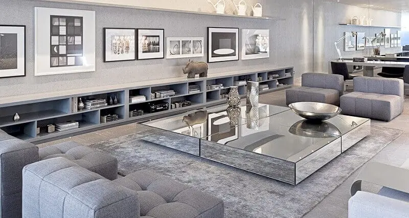 decoração sofisticada com tapete cinza claro para sala ampla com mesa de centro espelhado Foto Vânia Paulino