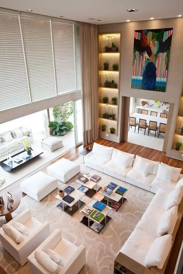 decoração sofisticada para sala ampla com sofá branco Foto Pinterest
